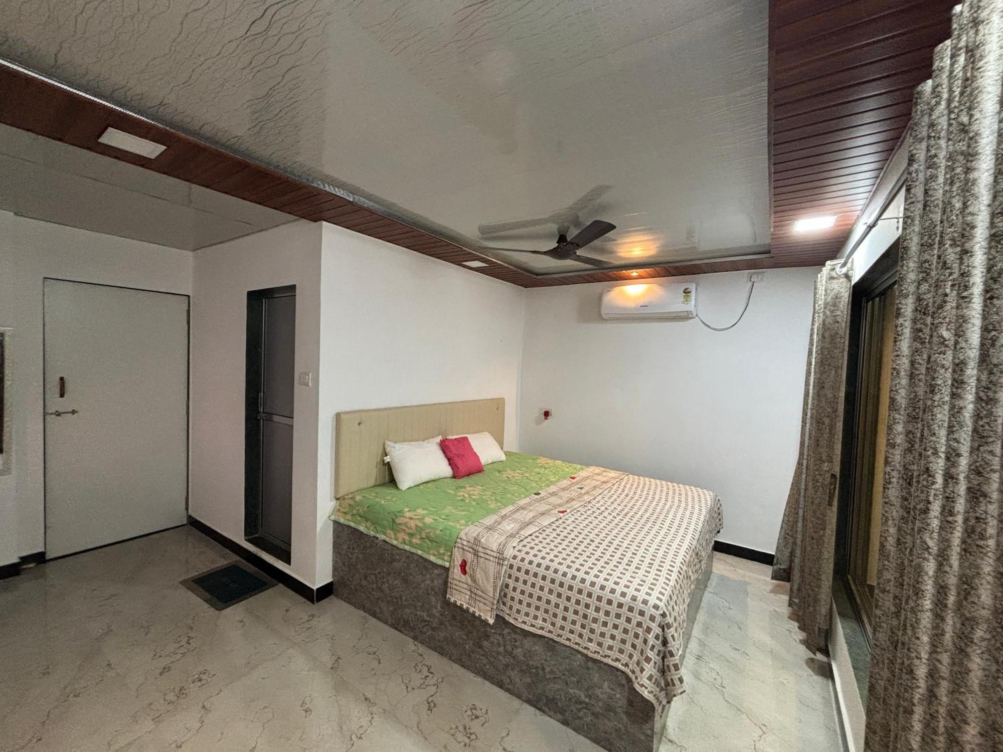 Sea Royal Rooms And Cafe Virār Kültér fotó