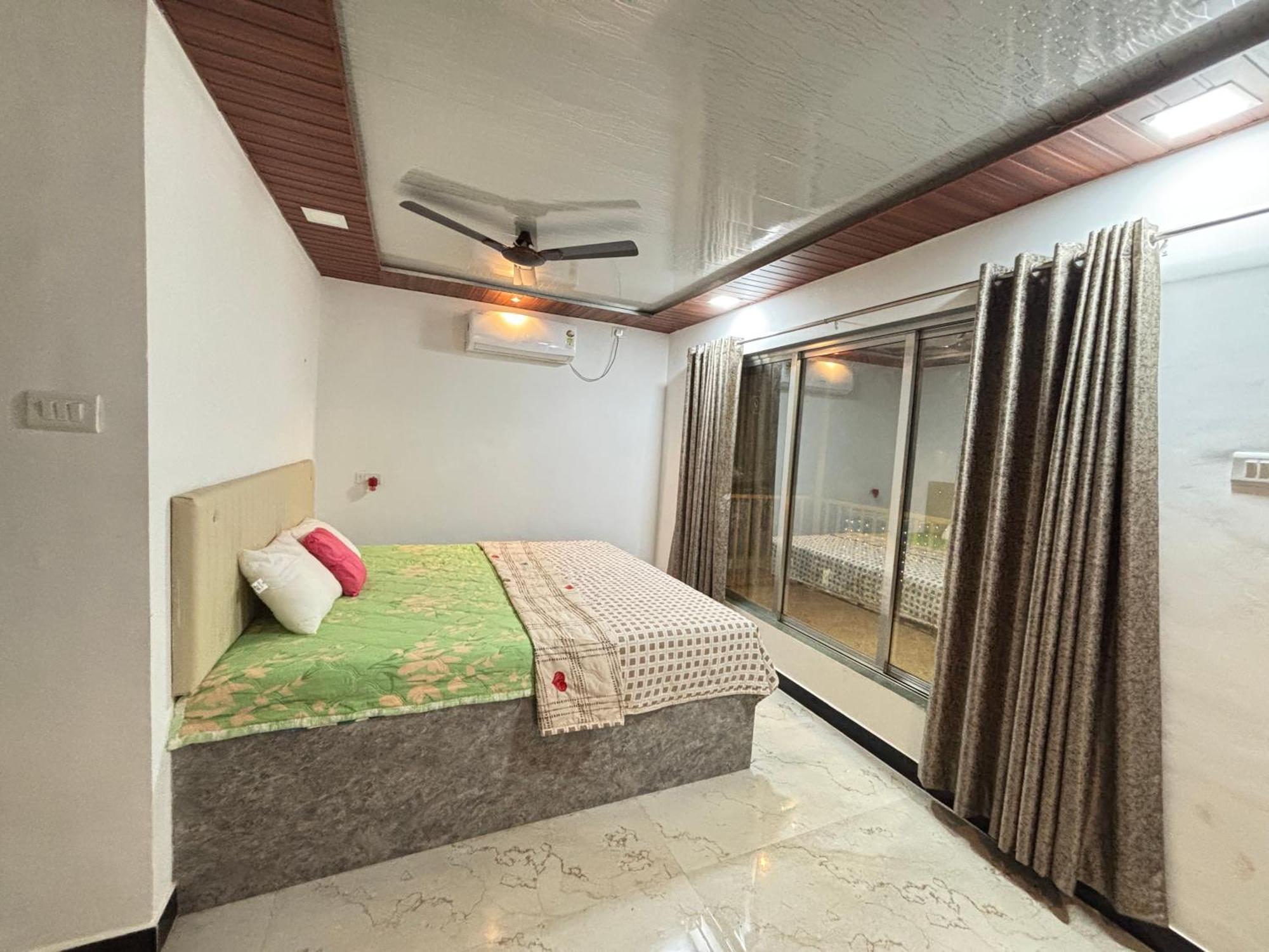Sea Royal Rooms And Cafe Virār Kültér fotó